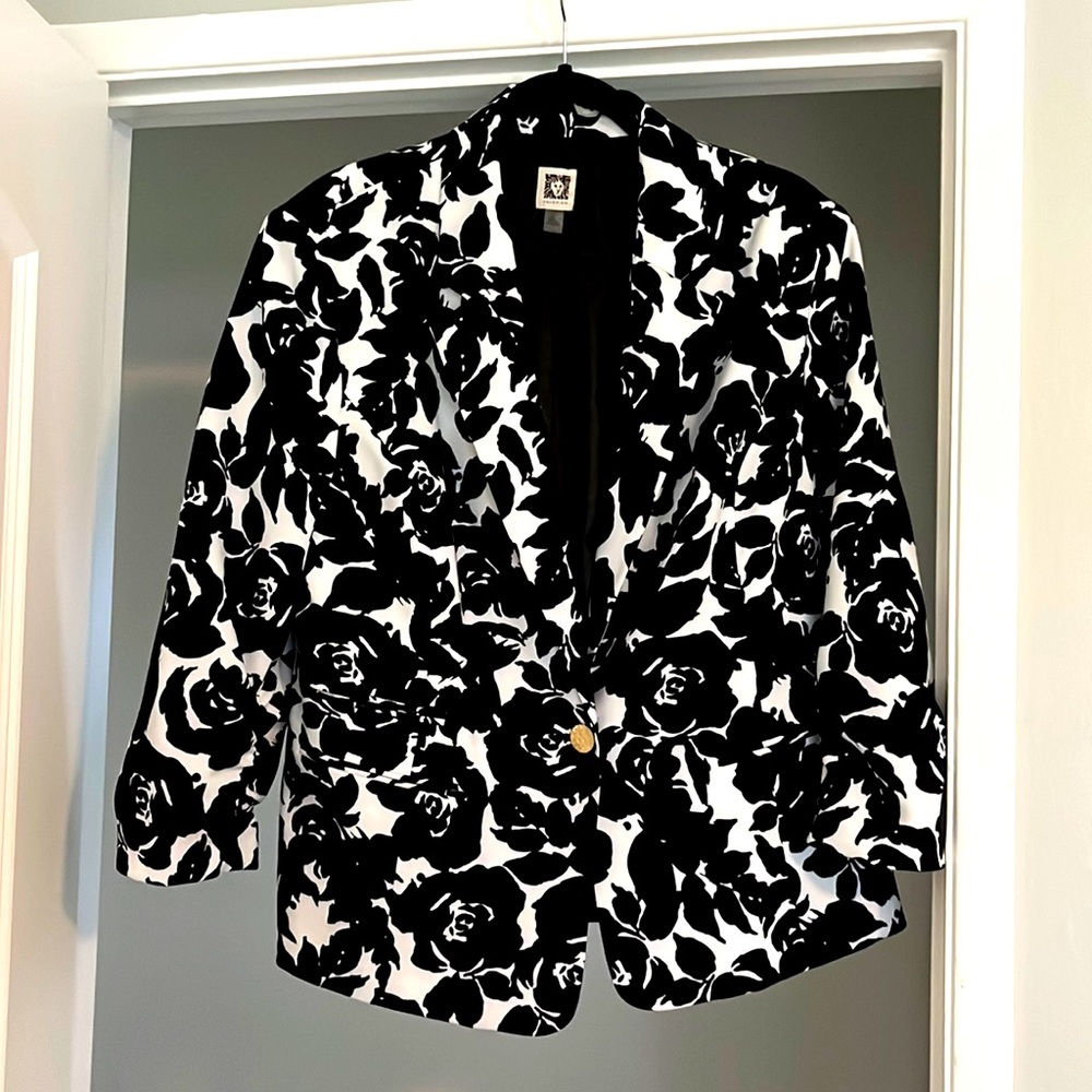 Like new Anne Klein women’s XL blazer. Only worn once.
